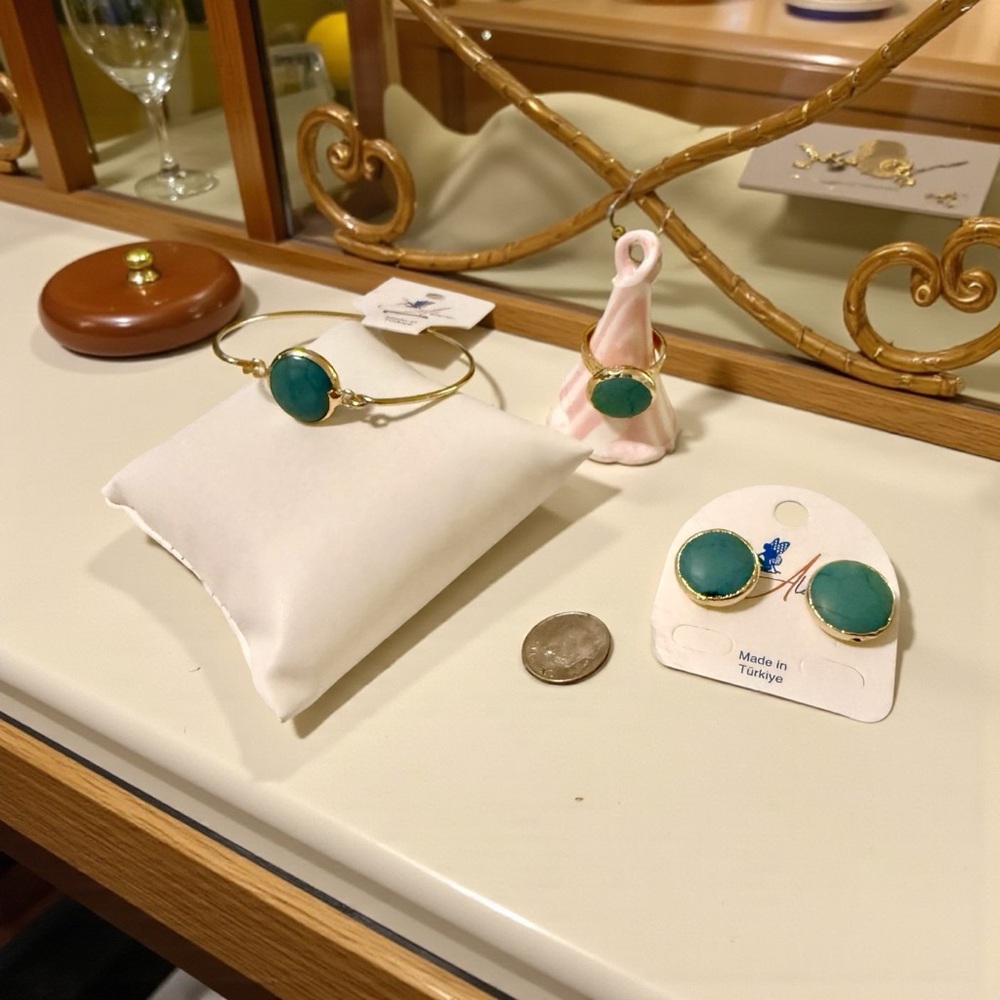 Alarma Turkish Jewelry. Elegant Gold and Green Jewelry Set. Ring is adjustable.